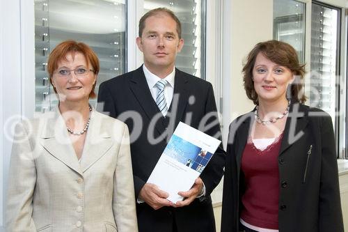 (C) fotodienst/Anna Rauchenberger - Wien 14.09.2006 - ÖsterreicherInnen, besonders junge Arbeitnehmer, scheuen berufliches Engagement in den neuen EU-Ländern. Dies ergab eine Umfrage von TPA Horwath. FOTO v.l.: Mag. Gerda Plajer (Vorsitzende der Geschäftsleitung, TPA Horwath), Mag. Klaus Bauer-Mitterlehner (Geschäftsführender Gesellschafter TPA Horwath), Mag. Monika Seywald (Geschäftsführende Gesellschafterin TPA Horwath).