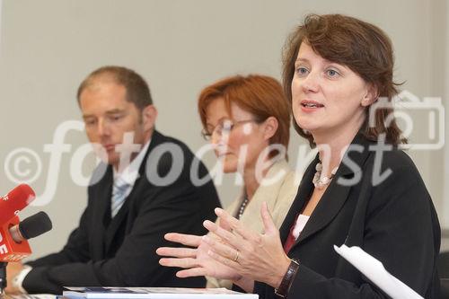 (C) fotodienst/Anna Rauchenberger - Wien 14.09.2006 - ÖsterreicherInnen, besonders junge Arbeitnehmer, scheuen berufliches Engagement in den neuen EU-Ländern. Dies ergab eine Umfrage von TPA Horwath. FOTO v.l.: Mag. Klaus Bauer-Mitterlehner (Geschäftsführender Gesellschafter TPA Horwath), Mag. Gerda Plajer (Vorsitzende der Geschäftsleitung, TPA Horwath), Mag. Monika Seywald (Geschäftsführende Gesellschafterin TPA Horwath).