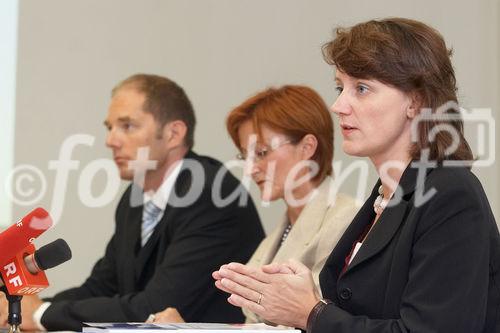 (C) fotodienst/Anna Rauchenberger - Wien 14.09.2006 - ÖsterreicherInnen, besonders junge Arbeitnehmer, scheuen berufliches Engagement in den neuen EU-Ländern. Dies ergab eine Umfrage von TPA Horwath. FOTO v.l.: Mag. Klaus Bauer-Mitterlehner (Geschäftsführender Gesellschafter TPA Horwath), Mag. Gerda Plajer (Vorsitzende der Geschäftsleitung, TPA Horwath), Mag. Monika Seywald (Geschäftsführende Gesellschafterin TPA Horwath).