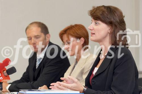 (C) fotodienst/Anna Rauchenberger - Wien 14.09.2006 - ÖsterreicherInnen, besonders junge Arbeitnehmer, scheuen berufliches Engagement in den neuen EU-Ländern. Dies ergab eine Umfrage von TPA Horwath. FOTO v.l.: Mag. Klaus Bauer-Mitterlehner (Geschäftsführender Gesellschafter TPA Horwath), Mag. Gerda Plajer (Vorsitzende der Geschäftsleitung, TPA Horwath), Mag. Monika Seywald (Geschäftsführende Gesellschafterin TPA Horwath).