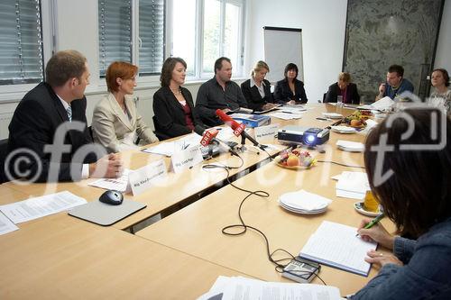 (C) fotodienst/Anna Rauchenberger - Wien 14.09.2006 - ÖsterreicherInnen, besonders junge Arbeitnehmer, scheuen berufliches Engagement in den neuen EU-Ländern. Dies ergab eine Umfrage von TPA Horwath. 