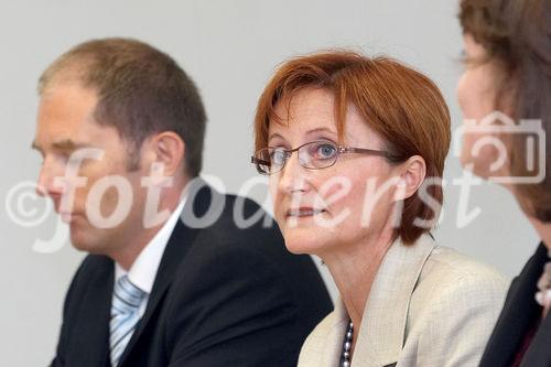 (C) fotodienst/Anna Rauchenberger - Wien 14.09.2006 - ÖsterreicherInnen, besonders junge Arbeitnehmer, scheuen berufliches Engagement in den neuen EU-Ländern. Dies ergab eine Umfrage von TPA Horwath. FOTO v.l.: Mag. Klaus Bauer-Mitterlehner (Geschäftsführender Gesellschafter TPA Horwath), Mag. Gerda Plajer (Vorsitzende der Geschäftsleitung, TPA Horwath).