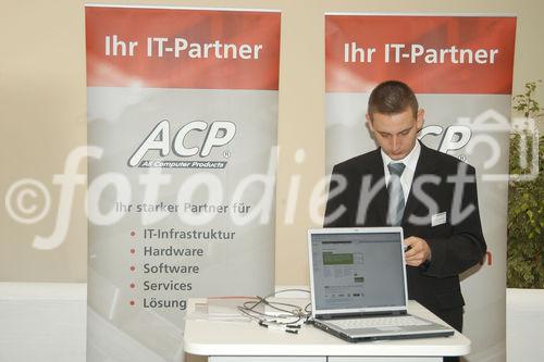 (C)fotodienst/Mag. Daniel Katzinger - Wien 03.10.2006,
Höhepunkte der Novell Tour 2006 in der Eventpyramide Vösendorf sind:
SUSE Linux Enterprise Server 10 & SUSE Linux Enterprise Desktop10.
Thematische Schwerpunkte: Einsatz dynamischer IT-Infrastrukturen in Unternehmen und
das Bundesrechenzentrum - BRZ
stellt dem Fachpublikum in Wien seine Novell Case Study vor.
Vom 07.09. bis 28.09. macht die Roadshow in sechs Städten in Deutschland halt, neben Wien gastiert die Tour am 10. und 12. Oktober in Zürich und Lausanne.
In insgesamt 21 Vorträgen von Novell Kunden und technischen Tracks von
Novell und den Novell Partnern erfahren Sie alles über sicheres Identitäts- und Zugriffsmanagement, effizientes Ressourcen-Management und Collaboration-Lösungen. 
Foto: Aussteller