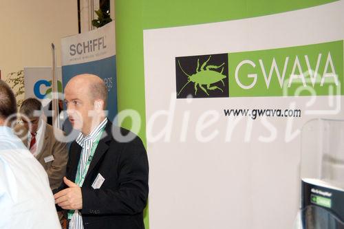 (C)fotodienst/Mag. Daniel Katzinger - Wien 03.10.2006,
Höhepunkte der Novell Tour 2006 in der Eventpyramide Vösendorf sind:
SUSE Linux Enterprise Server 10 & SUSE Linux Enterprise Desktop10.
Thematische Schwerpunkte: Einsatz dynamischer IT-Infrastrukturen in Unternehmen und
das Bundesrechenzentrum - BRZ
stellt dem Fachpublikum in Wien seine Novell Case Study vor.
Vom 07.09. bis 28.09. macht die Roadshow in sechs Städten in Deutschland halt, neben Wien gastiert die Tour am 10. und 12. Oktober in Zürich und Lausanne.
In insgesamt 21 Vorträgen von Novell Kunden und technischen Tracks von
Novell und den Novell Partnern erfahren Sie alles über sicheres Identitäts- und Zugriffsmanagement, effizientes Ressourcen-Management und Collaboration-Lösungen. 
Foto: Aussteller