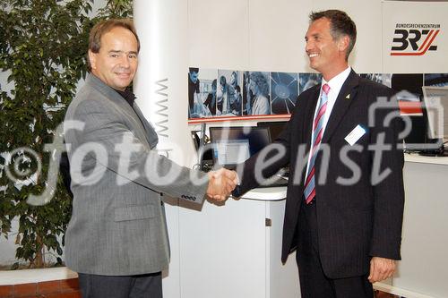 (C)fotodienst/Mag. Daniel Katzinger - Wien 03.10.2006,Höhepunkte der Novell Tour 2006 in der Eventpyramide Vösendorf sind:SUSE Linux Enterprise Server 10 & SUSE Linux Enterprise Desktop10.Thematische Schwerpunkte: Einsatz dynamischer IT-Infrastrukturen in Unternehmen unddas Bundesrechenzentrum - BRZstellt dem Fachpublikum in Wien seine Novell Case Study vor.Vom 07.09. bis 28.09. macht die Roadshow in sechs Städten in Deutschland halt, neben Wien gastiert die Tour am 10. und 12. Oktober in Zürich und Lausanne.In insgesamt 21 Vorträgen von Novell Kunden und technischen Tracks vonNovell und den Novell Partnern erfahren Sie alles über sicheres Identitäts- und Zugriffsmanagement, effizientes Ressourcen-Management und Collaboration-Lösungen. Foto v.l.: Heimo Huber ( Lenovo), Peter Latzenhofer (Geschäftsführer- Österreich, Novell GmbH)