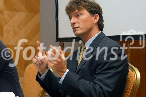 (C)fotodienst/Mag. Daniel Katzinger - Wien 04.10.2006,
Heute fand im Vienna Marriot Hotel das Fischer-Ski Wirtschafts-Pressegespräch 2006 statt.
Es wurden Details aus den Bereichen Unternehmen/Finanzen und Sport/Events präsentiert.
Foto: Mag. Gernot Kellermayr (Verkaufsleiter für Österreich)