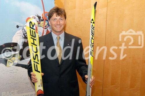 (C)fotodienst/Mag. Daniel Katzinger - Wien 04.10.2006,
Heute fand im Vienna Marriot Hotel das Fischer-Ski Wirtschafts-Pressegespräch 2006 statt.
Es wurden Details aus den Bereichen Unternehmen/Finanzen und Sport/Events präsentiert.
Foto: Mag. Gernot Kellermayr (Verkaufsleiter für Österreich)