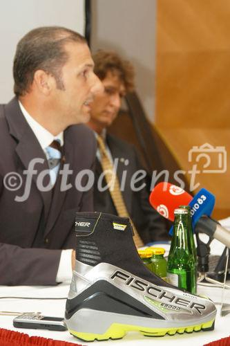 (C)fotodienst/Mag. Daniel Katzinger - Wien 04.10.2006,
Heute fand im Vienna Marriot Hotel das Fischer-Ski Wirtschafts-Pressegespräch 2006 statt.
Es wurden Details aus den Bereichen Unternehmen/Finanzen und Sport/Events präsentiert.
Foto v.l.: Ing. Gregor Dietachmayr (Der Geschäftsführer der Fischer Ges.m.b.H), Mag. Gernot Kellermayr (Verkaufsleiter für Österreich)