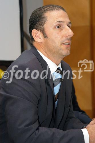 (C)fotodienst/Mag. Daniel Katzinger - Wien 04.10.2006,
Heute fand im Vienna Marriot Hotel das Fischer-Ski Wirtschafts-Pressegespräch 2006 statt.
Es wurden Details aus den Bereichen Unternehmen/Finanzen und Sport/Events präsentiert.
Foto: Ing. Gregor Dietachmayr (Der Geschäftsführer der Fischer Ges.m.b.H)