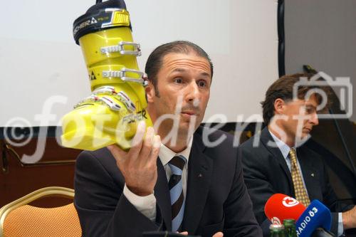 (C)fotodienst/Mag. Daniel Katzinger - Wien 04.10.2006,
Heute fand im Vienna Marriot Hotel das Fischer-Ski Wirtschafts-Pressegespräch 2006 statt.
Es wurden Details aus den Bereichen Unternehmen/Finanzen und Sport/Events präsentiert.
Foto v.l.: Ing. Gregor Dietachmayr (Der Geschäftsführer der Fischer Ges.m.b.H), Mag. Gernot Kellermayr (Verkaufsleiter für Österreich)