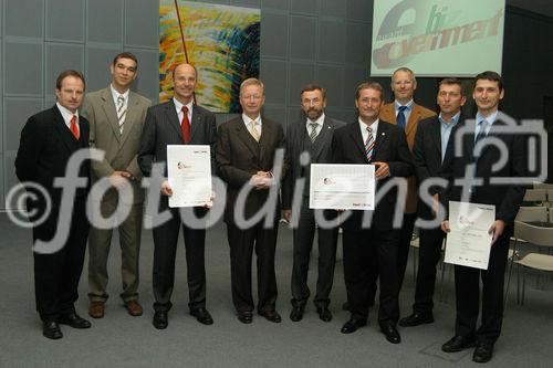 (C)fotodienst/Mag. Daniel Katzinger - Wien 05.10.2006,Heute fand im Festsaal der Telekom Austria die Preisverleihung des vom  Report Verlag initiierte ebiz egovernment award 2006 statt. Foto v.l.: Dr. Alfons Flatscher (GF und Herausgeber Report Verlag), 2. Preis O.Ö., Franz Morak (Staatssekretär), 1. Preis O.Ö, Firma Risc - Software GMBH