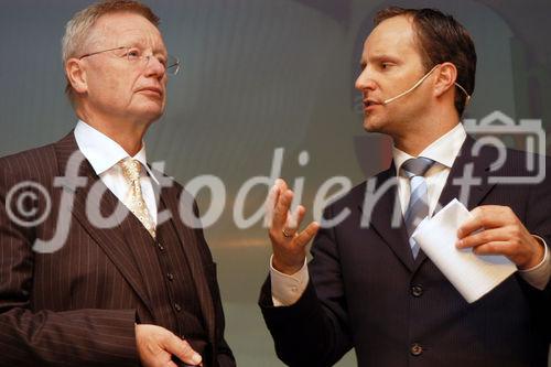 (C)fotodienst/Mag. Daniel Katzinger - Wien 05.10.2006,Heute fand im Festsaal der Telekom Austria die Preisverleihung des vom  Report Verlag initiierte ebiz egovernment award 2006 statt. Foto v.l.: Franz Morak (Staatssekretär), Matthias Strolz (Moderator)