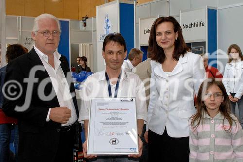 Der Gewinner des I.M. Austria Messe-Foerderpreises 2007 steht fest!Anlaesslich der Intertech, Messe Dornbirn von 3.-5.Mai fand am Samstag, 5.5. die diesjaehrige Preisverleihung statt. Mag. Bruno Bereuter und sein Lernlabor erhalten den Preis im Gesamtwert von Euro 20.000.- fuer ihren ersten Messeauftritt. Bild v.l.: Messe-Dir. Roland Falger, Mag. Bruno Bereuter, Birgit Hölzl-Zech mit Tochter