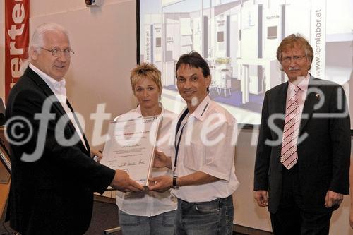 Der Gewinner des I.M. Austria Messe-Foerderpreises 2007 steht fest!Anlaesslich der Intertech, Messe Dornbirn von 3.-5.Mai fand am Samstag, 5.5. die diesjaehrige Preisverleihung statt. Mag. Bruno Bereuter und sein Lernlabor erhalten den Preis im Gesamtwert von Euro 20.000.- fuer ihren ersten Messeauftritt. Bild v.l.: Messe Direktor Roland, Jasmine Breitenberger, Mag Bruno Bereuter, Leslie P.C.Zech