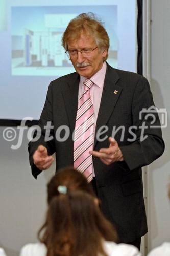 Der Gewinner des I.M. Austria Messe-Foerderpreises 2007 steht fest!Anlaesslich der Intertech, Messe Dornbirn von 3.-5.Mai fand am Samstag, 5.5. die diesjaehrige Preisverleihung statt. Mag. Bruno Bereuter und sein Lernlabor erhalten den Preis im Gesamtwert von Euro 20.000.- fuer ihren ersten Messeauftritt. Im Bild: Der Vorstandssprecher von I.M. Austria Leslie P.C.Zech