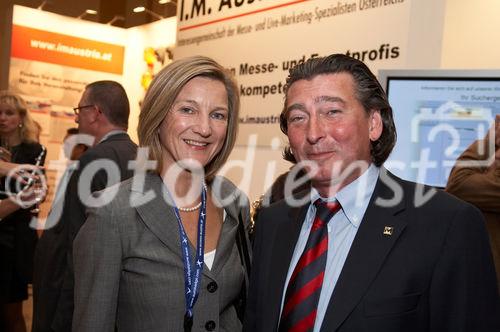(C) fotodienst/Gudrun Krieger - Wien 6.10.2009 -IMA-Awardverleihung und Sektempfang am Messestand; Foto:Fr. Mag. Barbara Posch (Direktorin Werbe Akademie am WIFI Wien, Roman Schiff (Vorstand I.M.Austria)Messemanagement Schiff GmbH