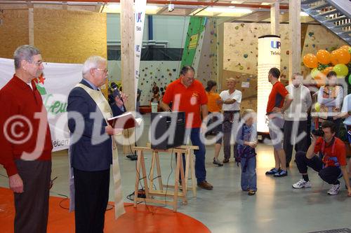 Kletterbegeisterte und die, die es noch werden wollen, konnten die neue Kletterhalle ausprobieren. Foto v.li.na.re: Hr.Dorfer (Hornbavh); Erwin Honer (Pfarrer und Dechant Wien-Donaustadt); Gäste