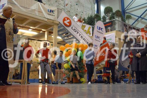 Kletterbegeisterte und die, die es noch werden wollen, konnten die neue Kletterhalle ausprobieren. Foto: ganz links- Erwin Honer (Pfarrer und Dechant Wien-Donaustadt); ganz rechts- Omar Al-Rawi (Vertreter der islam.Gemeinde, SPÖ Gemeinderat)                               