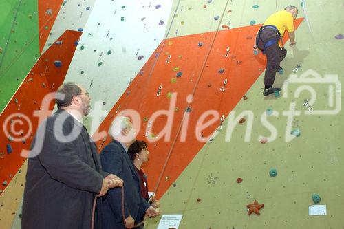 Kletterbegeisterte und die, die es noch werden wollen, konnten die neue Kletterhalle ausprobieren. Foto v.li.na.re: Omar Al-Rawi (Vertreter der islam.Gemeinde; SPÖ Gemeinderat);  Erwin Honer (Pfarrer und Dechant Wien-Donaustadt); Mag.Hilde Schäffler; DI Rudolf Schicker (Vorsitzender Naturfreunde Wien, Stadtrat)                           