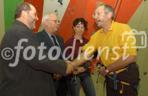  Kletterbegeisterte und die, die es noch werden wollen, konnten die neue Kletterhalle ausprobieren. Foto v.li.na.re: Omar Al-Rawi (Vertreter der islam.Gemeinde; SPÖ Gemeinderat);  Erwin Honer (Pfarrer und Dechant Wien-Donaustadt); Mag.Hilde Schäffler; DI Rudolf Schicker (Vorsitzender Naturfreunde Wien, Stadtrat)                                                         