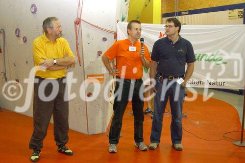  Kletterbegeisterte und die, die es noch werden wollen, konnten die neue Kletterhalle ausprobieren. Foto v.li.na.re:  DI Rudolf Schicker (Vorsitzender Naturfreunde Wien, Stadtrat); Herbert Szirota (Geschäftsführer Kletterhalle Wien); Dieter Schimanek (Geschäftsführer Kletterhalle Wien)                                                            