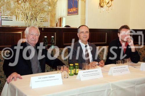 (C) fotodienst/Anna Rauchenberger - Wien 17.01.2007  - Die Anteile der kaffeesorten Arabica und Robusta sollen angegeben werden. Kaffee ist das einzige Genussmittel, das nicht gekennzeichnet ist. FOTO v.l.: Prof. Leopold J. Edelbauer (Präsident des Instituts für Kaffee-Experten-Ausbildung), O. Univ. - Prof. Dr. Ibrahim Elmadfa (Dept. f. Ernähungswissenschaften Univ. Wien, Präsident der Österreichischen Gesellschaft für Ernährung), Ing. Heinz Schöffl (AK-Lebensmittelexperte).