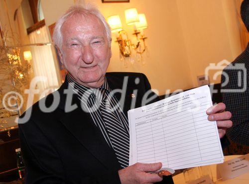 (C) fotodienst/Anna Rauchenberger - Wien 17.01.2007  - Die Anteile der kaffeesorten Arabica und Robusta sollen angegeben werden. Kaffee ist das einzige Genussmittel, das nicht gekennzeichnet ist. FOTO: Prof. Leopold J. Edelbauer (Präsident des Instituts für Kaffee-Experten-Ausbildung) startet eine Unterschriftenaktion für die Kennzeichnung des Kaffees.