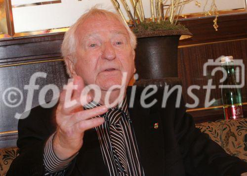 (C) fotodienst/Anna Rauchenberger - Wien 17.01.2007  - Die Anteile der kaffeesorten Arabica und Robusta sollen angegeben werden. Kaffee ist das einzige Genussmittel, das nicht gekennzeichnet ist. FOTO: Prof. Leopold J. Edelbauer (Präsident des Instituts für Kaffee-Experten-Ausbildung).