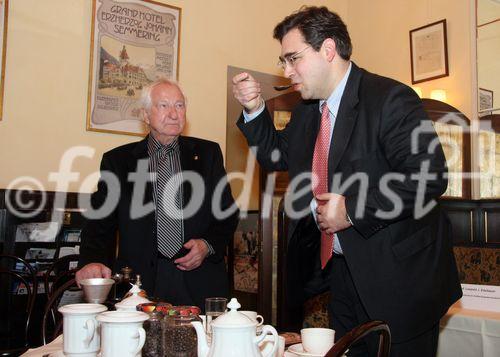 (C) fotodienst/Anna Rauchenberger - Wien 17.01.2007  - Die Anteile der kaffeesorten Arabica und Robusta sollen angegeben werden. Kaffee ist das einzige Genussmittel, das nicht gekennzeichnet ist. FOTO: Journalist beim Verkosten von Kaffee.