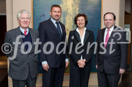 (C)fotodienst/Anna Rauchenberger Wien, 07.12.2010  - HPV: Eine neue Laserdiagnostik verspricht großen Fortschritt in der Früherkennung von Gebärmutterhalskrebs. Studienergebnisse zeigen, dass bis zu 50 Prozent aller Gebärmutterhalskrebsvorsorgen durch herkömmliche Diagnosemethoden unerkannt bleiben. Durch eine neue Screenigmethode könnten mehr als 90 Prozent entdeckt werden, was nicht zuletzt auch Kosten sparen würde. FOTO v.l.: o. Univ. Prof. Dr. Sepp Leodolter, Leiter der Klinischen Abteilung für allgemeine Gynäkologie und gynäkologische Onkologie an der medizinischen Universität Wien, Prof. Dr. Thomas Schröck, Gesundheitsökonom und Unternehmensberater, Dr. Andrijka Kashan, Geschäftsführerin Roche Diagnostics GmbH, Wien, Univ. Prof. Dr. Thomas Szekeres, Facharzt für medizinische und chemische Labordiagnostik, Vizepräsident der Ärztekammer für Wien