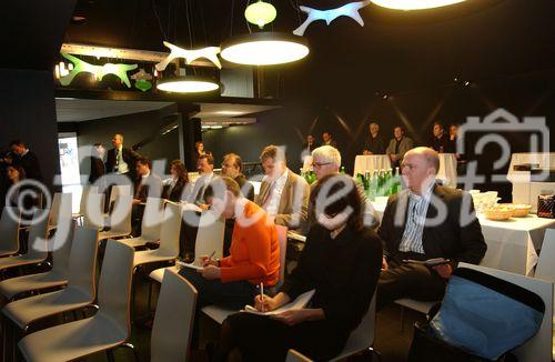                                Pressekonferenz - zahlreiche Journalisten