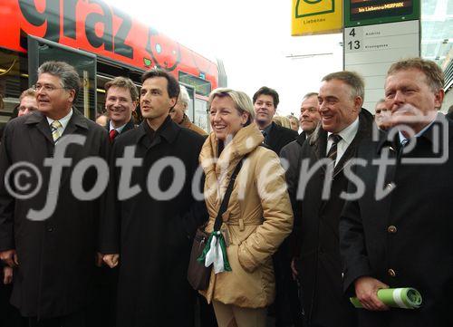 Zur Pressekonferenz sind Vertreter der Politik und Presse mit der neuen Strassenbahnlinie gekommen....