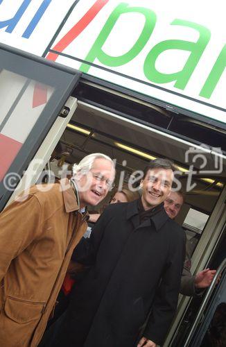 Stadtrat Gerhard Rüsch mit Bgm Siegfried Nagl beim Einsteigen in den 