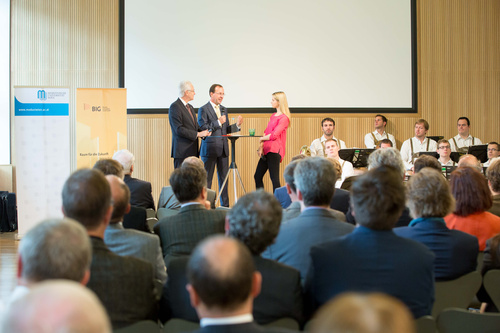  (c) fotodienst / Anna Rauchenberger - Wien, am  23.09.2013 - Eröffnung der Bernhard Gottlieb Universitätszahnklinik nach Neubau bzw. Generalsanierung. FOTO v.l. Univ.-Prof. Dr. Wolfgang SCHÜTZ, Rektor - Medizinische Universität Wien, DI Wolfgang GLEISSNER, Geschäftsführer der Bundesimmobiliengesellschaft m.b.H., Moderatorin: