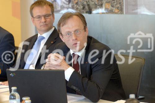 Wintersteiger bleibt auf Rekordkurs: Präsentation Jahresergebnis 2006 und Prognose 2007 . Foto v.li.na.re: Geschäftsführer der BIG Bundes Immobilien Gesellschaft: DI Christoph Stadlhuber;  Mag.Wolfgang Hammerer