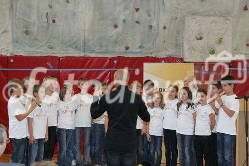 Kinder von der Übungsvolksschule bei einer ihrer Darbietungen.