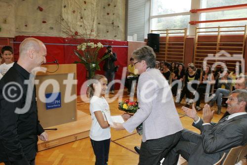 Eine Schülerin der Praxisschule (VS) bei der Dankadresse an BM dr. Claudia Schmied.