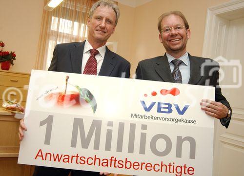 Heinz Behacker (VBV Vorstandsvorsitzender) mit Mag.Peter Eitzenberger (VBV Prokurist)                            