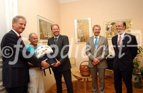 Geschenksübergabe: vli: Heinz Behacker, Dr.Helmut Meglitsch, mag.Peter Eitzinger, Heinz Walcher und Hubert Loschek (Steiermaerkische Sparkasse)