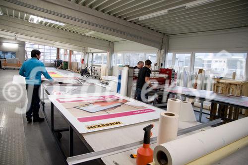 (c) fotodienst / Christopher Ohmeyer |
Das 200.000ste Unternehmen, das durch einen Beitrittsvertrag Kunde der VBV - Vorsorgekasse AG wurde, ist die Fa. Impresa Printing Solutions GmbH, 1210 Wien. 

Foto: 