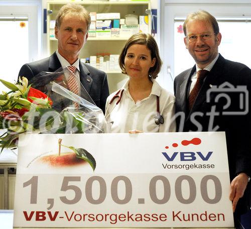 Heute durfte Heinz Behacker, Vorstandsvorsitzender der VBV - Vorsorgekasse AG, die 1,5-millionste Kundin in seinem Unternehmen begrüßen. Frau Mag. vet. med. Christine Pruckner ist Tierärztin in Wien und eine von 100.000 Selbständigen, die von der betrieblichen Vorsorgeform „Abfertigung NEU“ Gebrauch machen. „Wir freuen uns sehr, dass das System der betrieblichen Vorsorge im vergangenen Jahr durch eine Gesetzesnovelle für Selbständige, freie Dienstnehmer und Freiberufler geöffnet wurde. Damit sind freiberuflich Selbständige wie Frau Mag. vet. med. Pruckner nicht mehr von dieser steuerlich attraktiven und sicheren Vorsorgeform ausgeschlossen“, freut sich Behacker über seine „jüngste“ Kundin. Damit ist mittlerweile jeder 3. Arbeitnehmer, jeder 3.  Arbeitgeber sowie jeder 3. Selbständige in Österreich Kunde der VBV - Vorsorgekasse. Die Marktführung konnte somit weiter gefestigt und ausgebaut werden. Im Bild: KR Heinz Behacker (Vorstandsvorsitzender VBV-Vorsorgekasse), Mag. med. ved. Christine Pruckner (Tierärztin) und Mag. Peter Eitzenberger (Prokurist VBV-Vorsorgekasse).