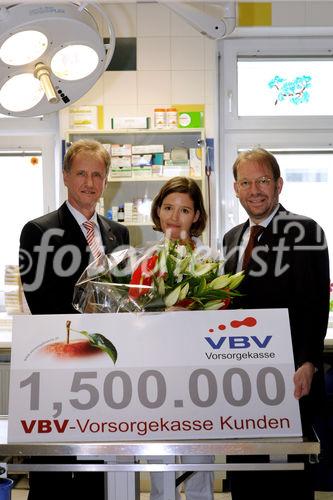 Heute durfte Heinz Behacker, Vorstandsvorsitzender der VBV - Vorsorgekasse AG, die 1,5-millionste Kundin in seinem Unternehmen begrüßen. Frau Mag. vet. med. Christine Pruckner ist Tierärztin in Wien und eine von 100.000 Selbständigen, die von der betrieblichen Vorsorgeform „Abfertigung NEU“ Gebrauch machen. „Wir freuen uns sehr, dass das System der betrieblichen Vorsorge im vergangenen Jahr durch eine Gesetzesnovelle für Selbständige, freie Dienstnehmer und Freiberufler geöffnet wurde. Damit sind freiberuflich Selbständige wie Frau Mag. vet. med. Pruckner nicht mehr von dieser steuerlich attraktiven und sicheren Vorsorgeform ausgeschlossen“, freut sich Behacker über seine „jüngste“ Kundin. Damit ist mittlerweile jeder 3. Arbeitnehmer, jeder 3.  Arbeitgeber sowie jeder 3. Selbständige in Österreich Kunde der VBV - Vorsorgekasse. Die Marktführung konnte somit weiter gefestigt und ausgebaut werden. Im Bild: KR Heinz Behacker (Vorstandsvorsitzender VBV-Vorsorgekasse), Mag. med. ved. Christine Pruckner (Tierärztin) und Mag. Peter Eitzenberger (Prokurist VBV-Vorsorgekasse).