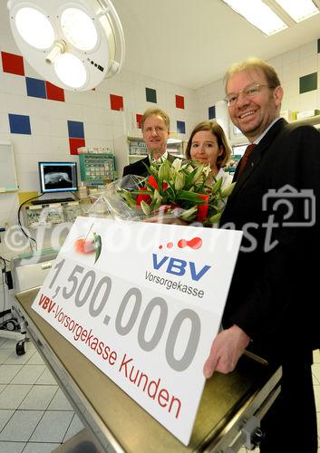 Heute durfte Heinz Behacker, Vorstandsvorsitzender der VBV - Vorsorgekasse AG, die 1,5-millionste Kundin in seinem Unternehmen begrüßen. Frau Mag. vet. med. Christine Pruckner ist Tierärztin in Wien und eine von 100.000 Selbständigen, die von der betrieblichen Vorsorgeform „Abfertigung NEU“ Gebrauch machen. „Wir freuen uns sehr, dass das System der betrieblichen Vorsorge im vergangenen Jahr durch eine Gesetzesnovelle für Selbständige, freie Dienstnehmer und Freiberufler geöffnet wurde. Damit sind freiberuflich Selbständige wie Frau Mag. vet. med. Pruckner nicht mehr von dieser steuerlich attraktiven und sicheren Vorsorgeform ausgeschlossen“, freut sich Behacker über seine „jüngste“ Kundin. Damit ist mittlerweile jeder 3. Arbeitnehmer, jeder 3.  Arbeitgeber sowie jeder 3. Selbständige in Österreich Kunde der VBV - Vorsorgekasse. Die Marktführung konnte somit weiter gefestigt und ausgebaut werden. Im Bild: KR Heinz Behacker (Vorstandsvorsitzender VBV-Vorsorgekasse), Mag. med. ved. Christine Pruckner (Tierärztin) und Mag. Peter Eitzenberger (Prokurist VBV-Vorsorgekasse).