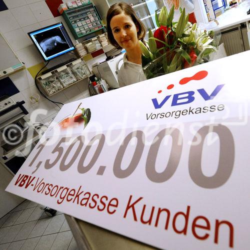 Heute durfte Heinz Behacker, Vorstandsvorsitzender der VBV - Vorsorgekasse AG, die 1,5-millionste Kundin in seinem Unternehmen begrüßen. Frau Mag. vet. med. Christine Pruckner ist Tierärztin in Wien und eine von 100.000 Selbständigen, die von der betrieblichen Vorsorgeform „Abfertigung NEU“ Gebrauch machen. „Wir freuen uns sehr, dass das System der betrieblichen Vorsorge im vergangenen Jahr durch eine Gesetzesnovelle für Selbständige, freie Dienstnehmer und Freiberufler geöffnet wurde. Damit sind freiberuflich Selbständige wie Frau Mag. vet. med. Pruckner nicht mehr von dieser steuerlich attraktiven und sicheren Vorsorgeform ausgeschlossen“, freut sich Behacker über seine „jüngste“ Kundin. Damit ist mittlerweile jeder 3. Arbeitnehmer, jeder 3.  Arbeitgeber sowie jeder 3. Selbständige in Österreich Kunde der VBV - Vorsorgekasse. Die Marktführung konnte somit weiter gefestigt und ausgebaut werden. Im Bild: Mag. med. ved. Christine Pruckner (Tierärztin).