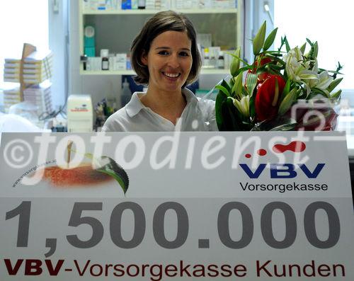 Heute durfte Heinz Behacker, Vorstandsvorsitzender der VBV - Vorsorgekasse AG, die 1,5-millionste Kundin in seinem Unternehmen begrüßen. Frau Mag. vet. med. Christine Pruckner ist Tierärztin in Wien und eine von 100.000 Selbständigen, die von der betrieblichen Vorsorgeform „Abfertigung NEU“ Gebrauch machen. „Wir freuen uns sehr, dass das System der betrieblichen Vorsorge im vergangenen Jahr durch eine Gesetzesnovelle für Selbständige, freie Dienstnehmer und Freiberufler geöffnet wurde. Damit sind freiberuflich Selbständige wie Frau Mag. vet. med. Pruckner nicht mehr von dieser steuerlich attraktiven und sicheren Vorsorgeform ausgeschlossen“, freut sich Behacker über seine „jüngste“ Kundin. Damit ist mittlerweile jeder 3. Arbeitnehmer, jeder 3.  Arbeitgeber sowie jeder 3. Selbständige in Österreich Kunde der VBV - Vorsorgekasse. Die Marktführung konnte somit weiter gefestigt und ausgebaut werden. Im Bild: Mag. med. ved. Christine Pruckner (Tierärztin).