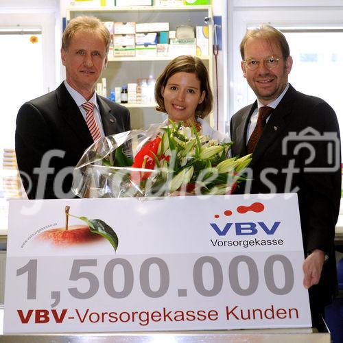 Heute durfte Heinz Behacker, Vorstandsvorsitzender der VBV - Vorsorgekasse AG, die 1,5-millionste Kundin in seinem Unternehmen begrüßen. Frau Mag. vet. med. Christine Pruckner ist Tierärztin in Wien und eine von 100.000 Selbständigen, die von der betrieblichen Vorsorgeform „Abfertigung NEU“ Gebrauch machen. „Wir freuen uns sehr, dass das System der betrieblichen Vorsorge im vergangenen Jahr durch eine Gesetzesnovelle für Selbständige, freie Dienstnehmer und Freiberufler geöffnet wurde. Damit sind freiberuflich Selbständige wie Frau Mag. vet. med. Pruckner nicht mehr von dieser steuerlich attraktiven und sicheren Vorsorgeform ausgeschlossen“, freut sich Behacker über seine „jüngste“ Kundin. Damit ist mittlerweile jeder 3. Arbeitnehmer, jeder 3.  Arbeitgeber sowie jeder 3. Selbständige in Österreich Kunde der VBV - Vorsorgekasse. Die Marktführung konnte somit weiter gefestigt und ausgebaut werden. Im Bild: KR Heinz Behacker (Vorstandsvorsitzender VBV-Vorsorgekasse), Mag. med. ved. Christine Pruckner (Tierärztin) und Mag. Peter Eitzenberger (Prokurist VBV-Vorsorgekasse).