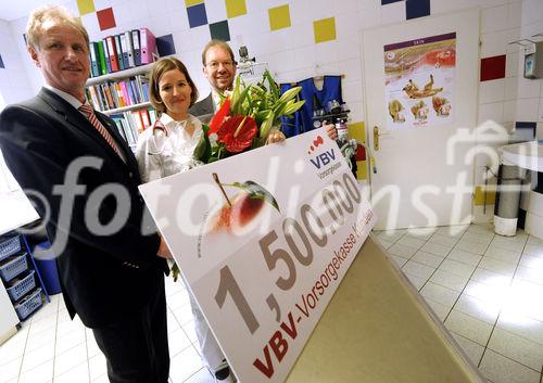 Heute durfte Heinz Behacker, Vorstandsvorsitzender der VBV - Vorsorgekasse AG, die 1,5-millionste Kundin in seinem Unternehmen begrüßen. Frau Mag. vet. med. Christine Pruckner ist Tierärztin in Wien und eine von 100.000 Selbständigen, die von der betrieblichen Vorsorgeform „Abfertigung NEU“ Gebrauch machen. „Wir freuen uns sehr, dass das System der betrieblichen Vorsorge im vergangenen Jahr durch eine Gesetzesnovelle für Selbständige, freie Dienstnehmer und Freiberufler geöffnet wurde. Damit sind freiberuflich Selbständige wie Frau Mag. vet. med. Pruckner nicht mehr von dieser steuerlich attraktiven und sicheren Vorsorgeform ausgeschlossen“, freut sich Behacker über seine „jüngste“ Kundin. Damit ist mittlerweile jeder 3. Arbeitnehmer, jeder 3.  Arbeitgeber sowie jeder 3. Selbständige in Österreich Kunde der VBV - Vorsorgekasse. Die Marktführung konnte somit weiter gefestigt und ausgebaut werden. Im Bild: KR Heinz Behacker (Vorstandsvorsitzender VBV-Vorsorgekasse), Mag. med. ved. Christine Pruckner (Tierärztin) und Mag. Peter Eitzenberger (Prokurist VBV-Vorsorgekasse).