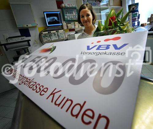 Heute durfte Heinz Behacker, Vorstandsvorsitzender der VBV - Vorsorgekasse AG, die 1,5-millionste Kundin in seinem Unternehmen begrüßen. Frau Mag. vet. med. Christine Pruckner ist Tierärztin in Wien und eine von 100.000 Selbständigen, die von der betrieblichen Vorsorgeform „Abfertigung NEU“ Gebrauch machen. „Wir freuen uns sehr, dass das System der betrieblichen Vorsorge im vergangenen Jahr durch eine Gesetzesnovelle für Selbständige, freie Dienstnehmer und Freiberufler geöffnet wurde. Damit sind freiberuflich Selbständige wie Frau Mag. vet. med. Pruckner nicht mehr von dieser steuerlich attraktiven und sicheren Vorsorgeform ausgeschlossen“, freut sich Behacker über seine „jüngste“ Kundin. Damit ist mittlerweile jeder 3. Arbeitnehmer, jeder 3.  Arbeitgeber sowie jeder 3. Selbständige in Österreich Kunde der VBV - Vorsorgekasse. Die Marktführung konnte somit weiter gefestigt und ausgebaut werden. Im Bild: Mag. med. ved. Christine Pruckner (Tierärztin).