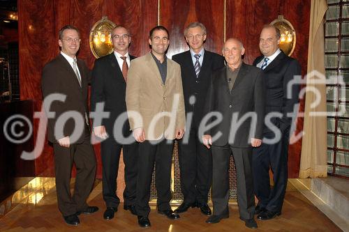 Sein besonderes Gefühl für Störungen im Energiefluss machen Martin Weber zum Ausnahmetherapeuten.
Foto v.li.na.re: Mag.Jörg Windbichler (Raiffeisen Informatik Beteiligungs GmbH); Ing.Igor Marinkovic (GF Syscom); Marcus Weber; VDir.Mag.Manfred Url (Raiffeisen Zentralbank Österreich AG); Martin Weber; Dir.Mag.Hartmut Müller (GF Raiffeisen Informatik GmbH)
©fotodienst/Nadine Bargad