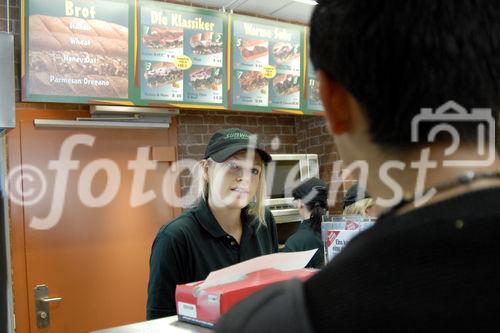 Grand Opening des ersten Subway Restaurants in der Sihlstrasse 99 in Zürich durch die Geschäftsführerin  Brigitta Koch. (C) Fotodienst/Tabea Vogel. 